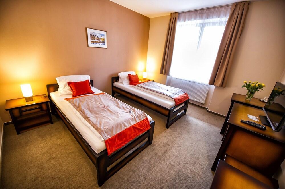 Hotel Sobota Попрад Экстерьер фото