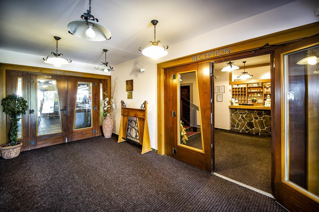 Hotel Sobota Попрад Экстерьер фото