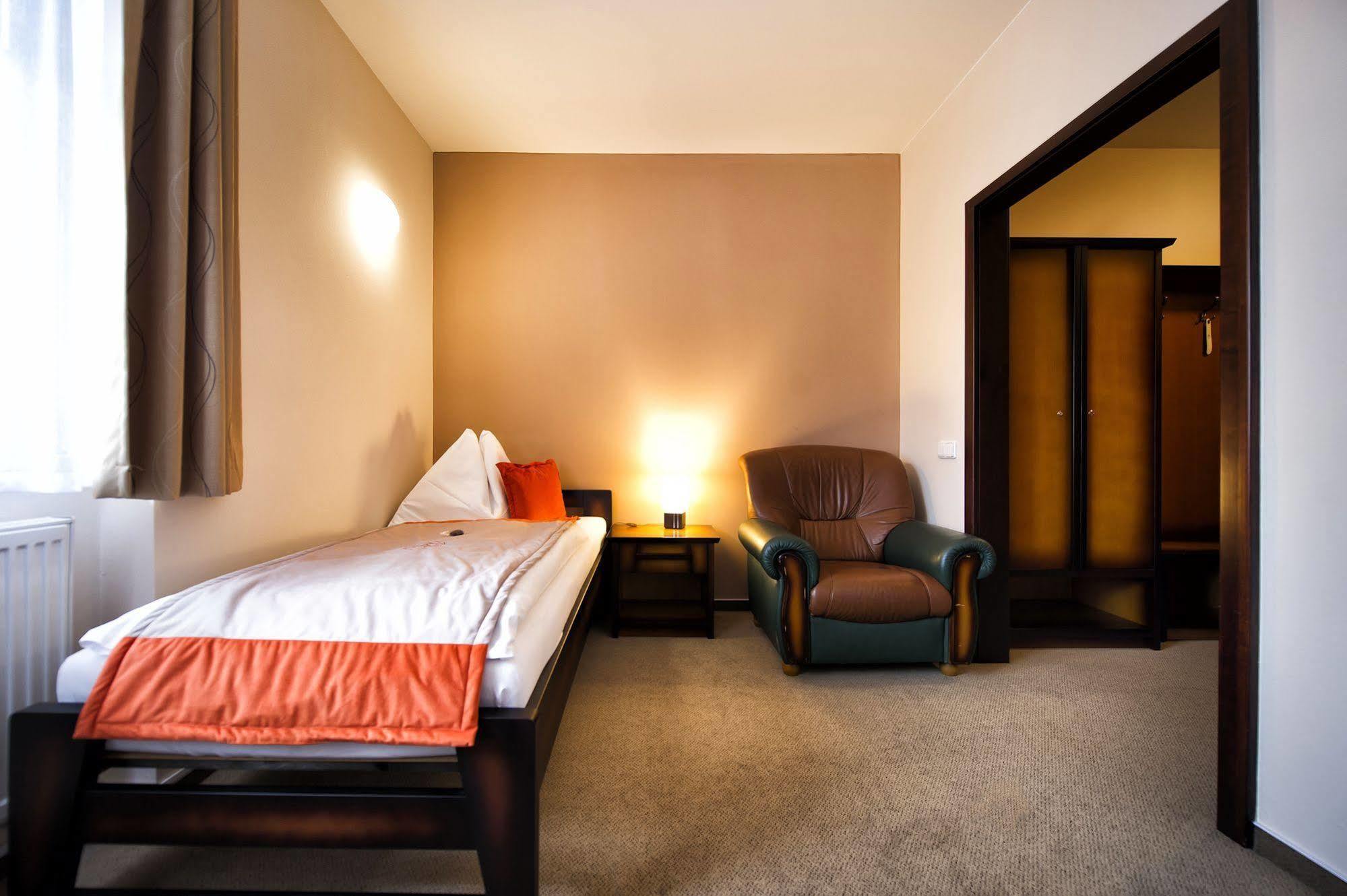 Hotel Sobota Попрад Экстерьер фото