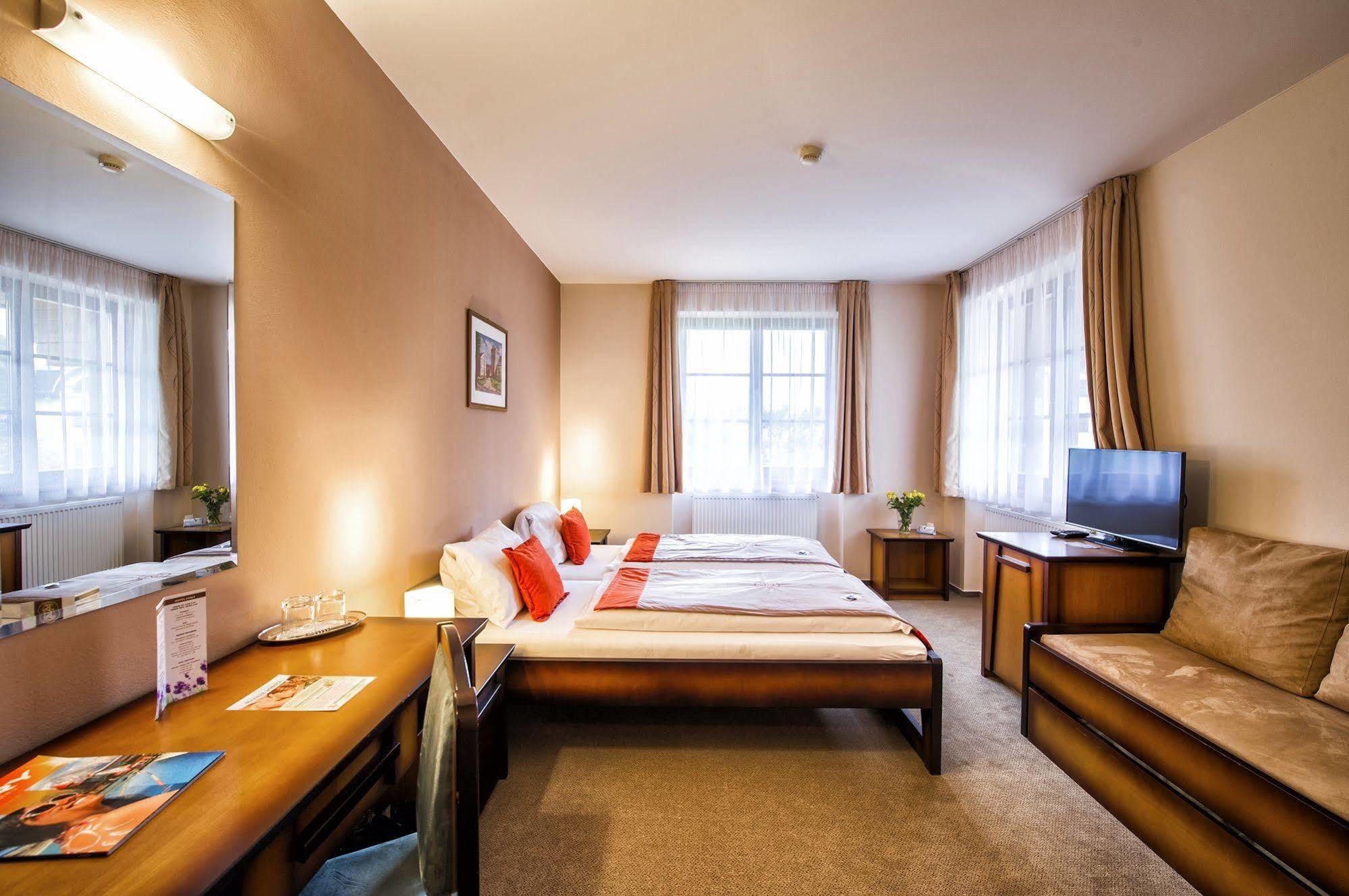 Hotel Sobota Попрад Экстерьер фото