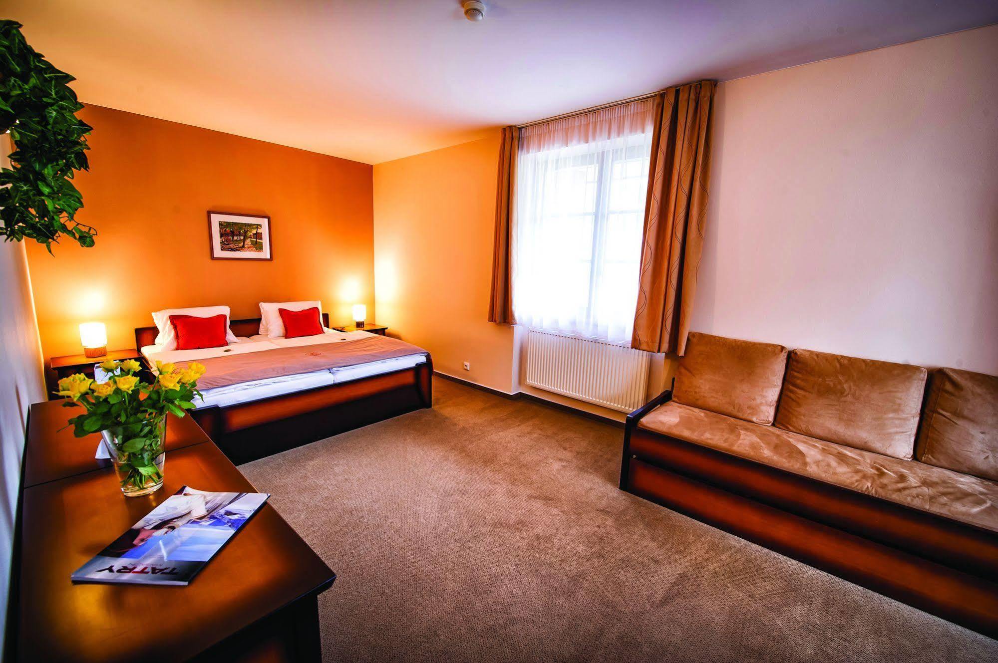 Hotel Sobota Попрад Экстерьер фото