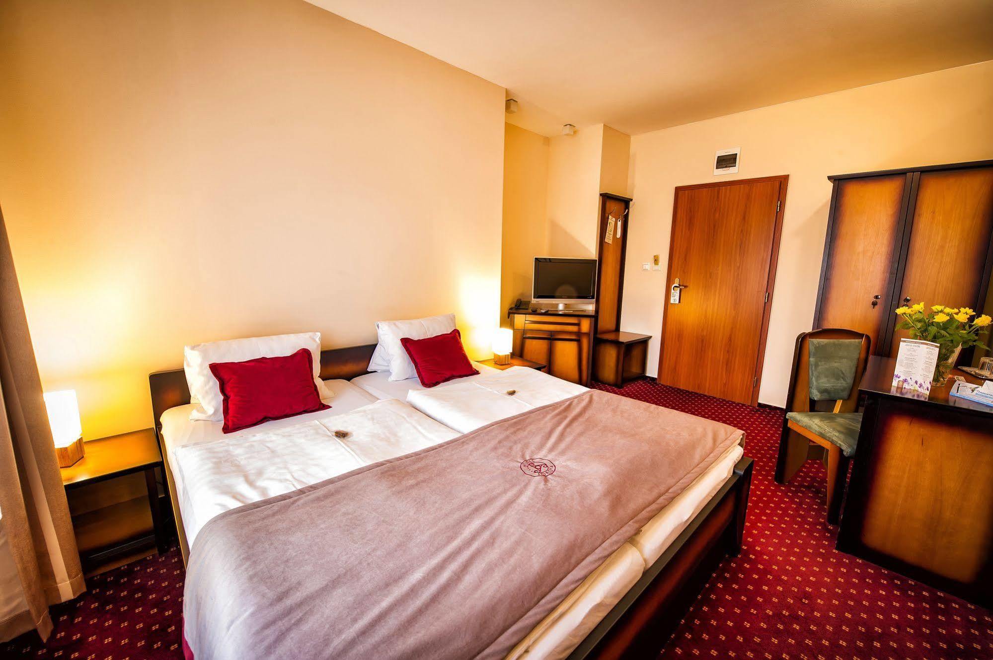 Hotel Sobota Попрад Экстерьер фото