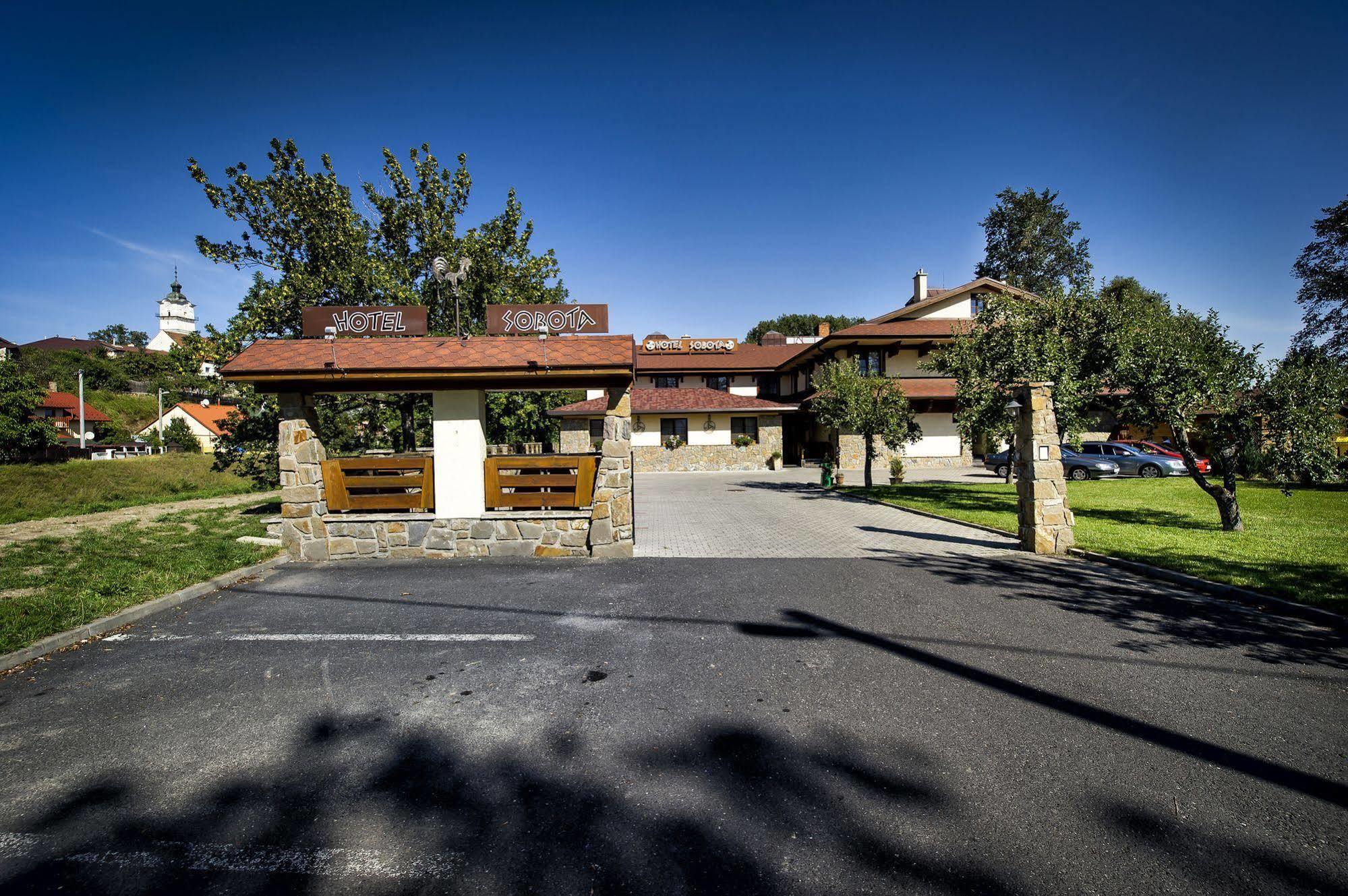 Hotel Sobota Попрад Экстерьер фото