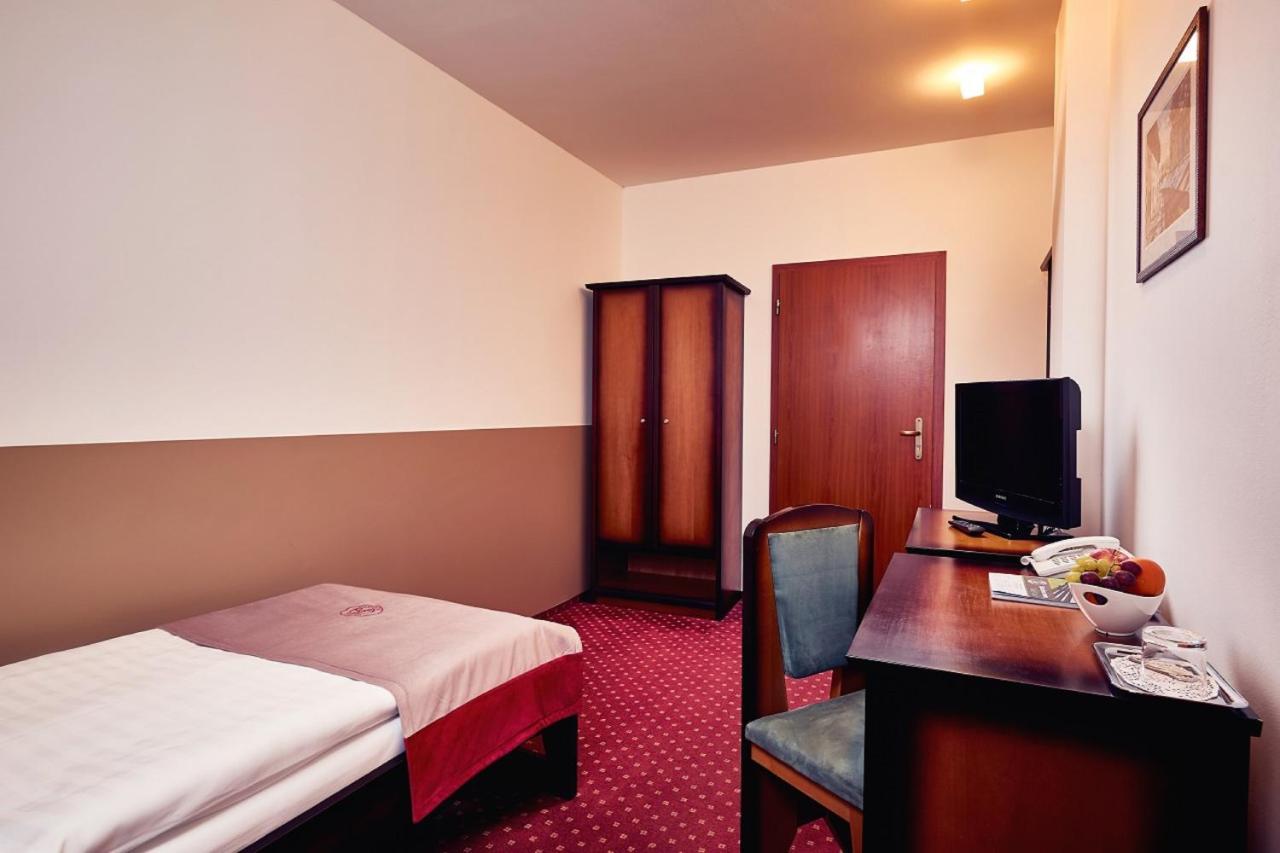 Hotel Sobota Попрад Экстерьер фото